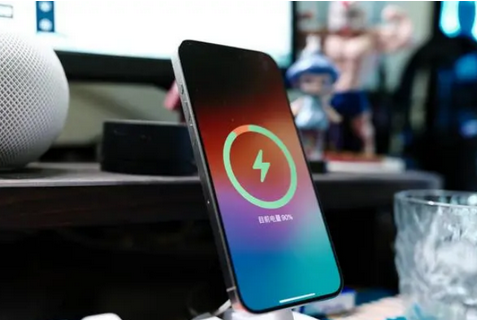 卫东苹果15换屏服务分享用什么充电器给iPhone15充电更好 